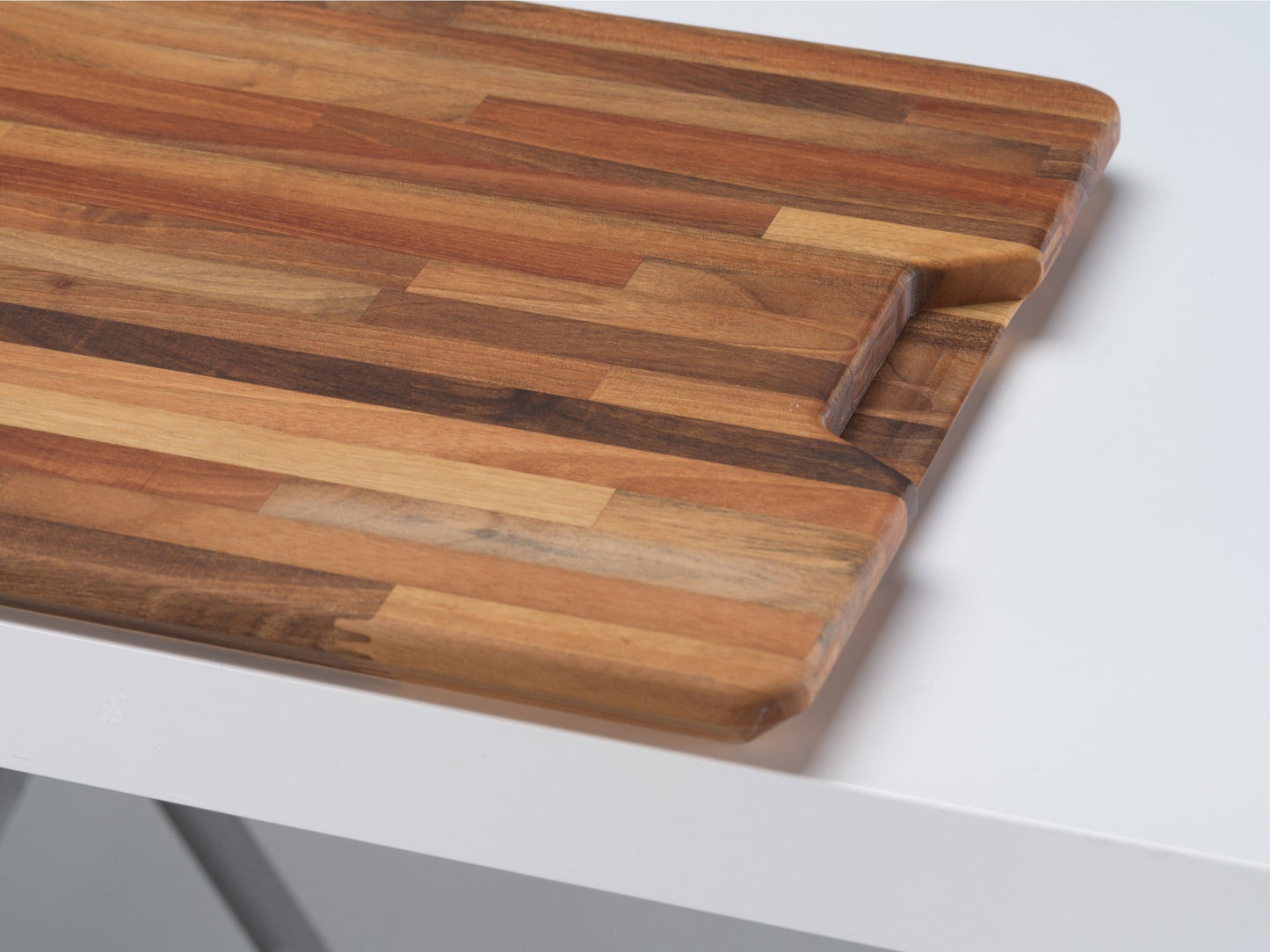 Tagliere in legno di noce con bordo inclinato e canalina raccogli succhi