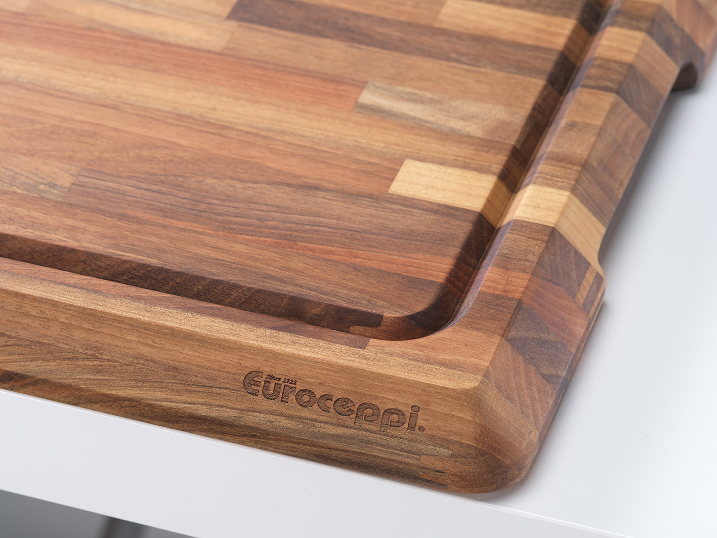 Tagliere in legno di noce con bordo inclinato e canalina raccogli succhi